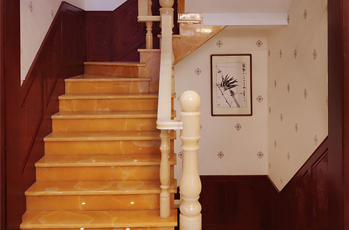 莱城中式别墅室内汉白玉石楼梯的定制安装装饰效果